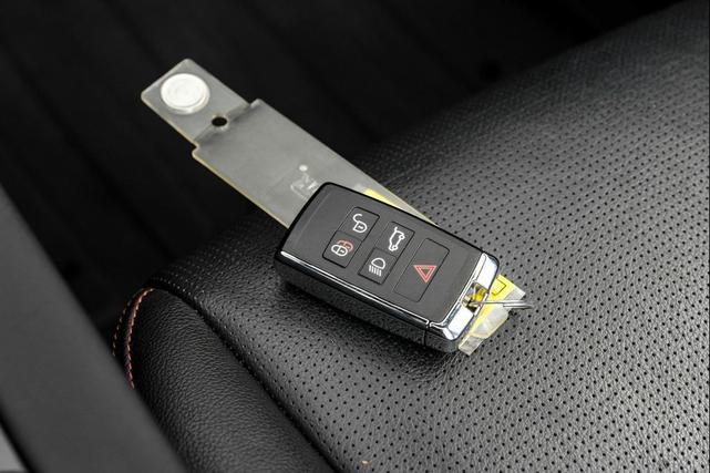 Photo of 2022 Lantau Bronze Metallic Land Rover Discovery Sport