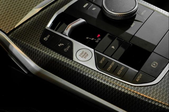 Photo of 2024 Black Sapphire Metallic BMW 330