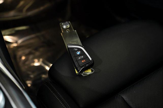 Photo of 2024 Black Sapphire Metallic BMW 330