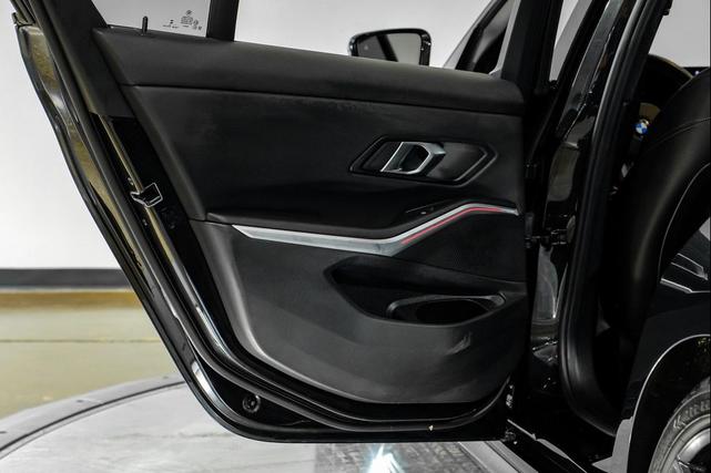 Photo of 2024 Black Sapphire Metallic BMW 330