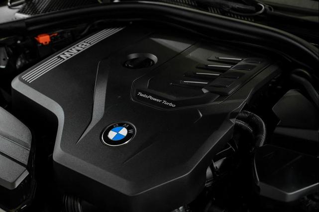 Photo of 2024 Black Sapphire Metallic BMW 330