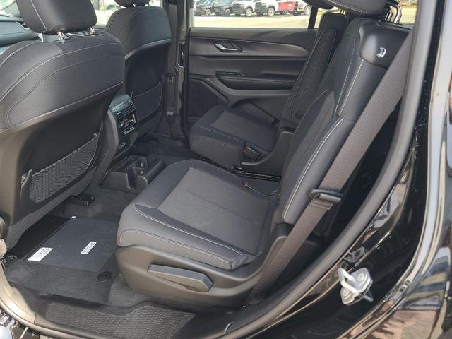 Photo of 2025 Diamond Black Crystal Pearlcoat Jeep Grand Cherokee L