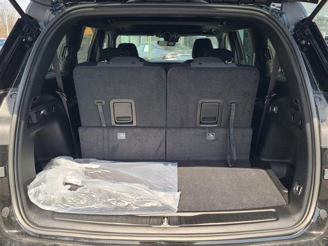 Photo of 2025 Diamond Black Crystal Pearlcoat Jeep Grand Cherokee L