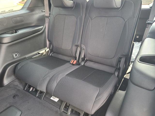 Photo of 2025 Diamond Black Crystal Pearlcoat Jeep Grand Cherokee L