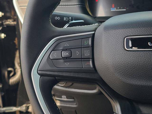 Photo of 2025 Diamond Black Crystal Pearlcoat Jeep Grand Cherokee L
