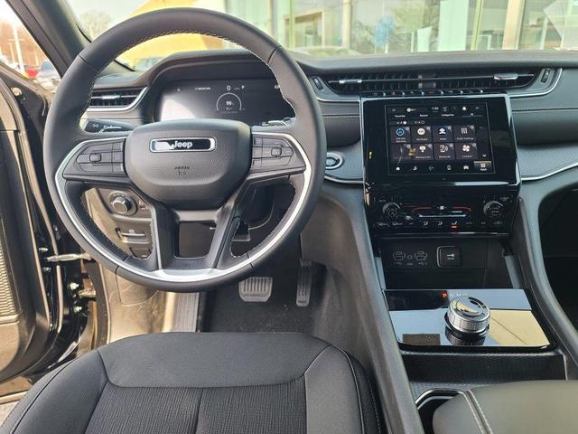 Photo of 2025 Diamond Black Crystal Pearlcoat Jeep Grand Cherokee L