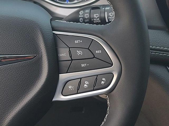 Photo of 2025 Diamond Black Crystal Pearlcoat Chrysler Pacifica
