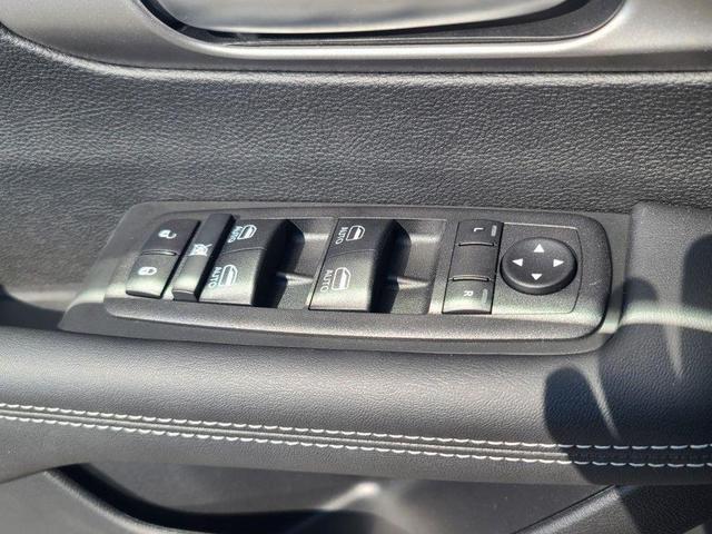 Photo of 2025 Diamond Black Crystal Pearlcoat Chrysler Pacifica