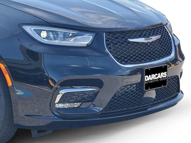 Photo of 2025 Diamond Black Crystal Pearlcoat Chrysler Pacifica