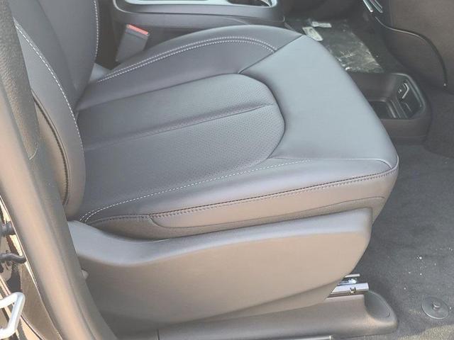 Photo of 2025 Diamond Black Crystal Pearlcoat Chrysler Pacifica
