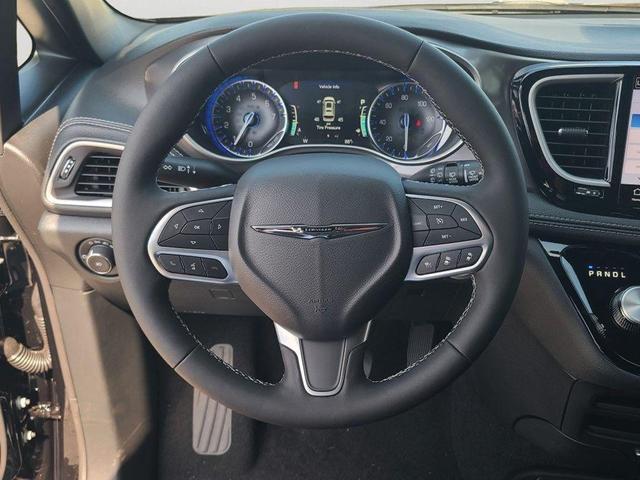 Photo of 2025 Diamond Black Crystal Pearlcoat Chrysler Pacifica