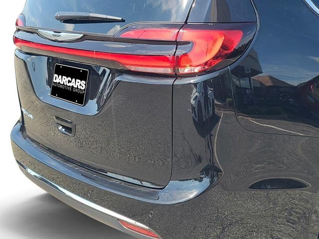 Photo of 2025 Diamond Black Crystal Pearlcoat Chrysler Pacifica