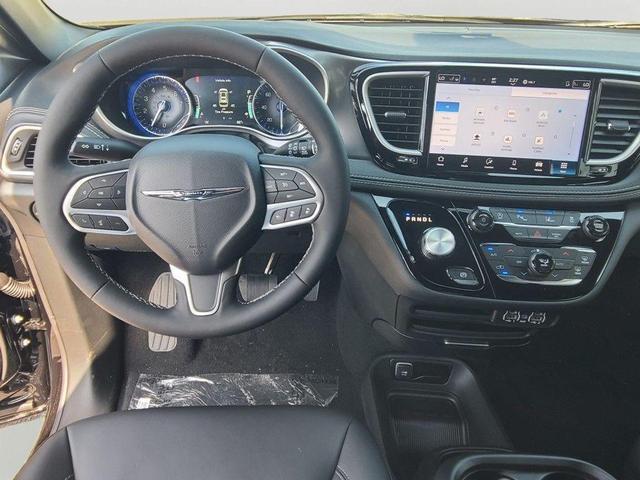 Photo of 2025 Diamond Black Crystal Pearlcoat Chrysler Pacifica