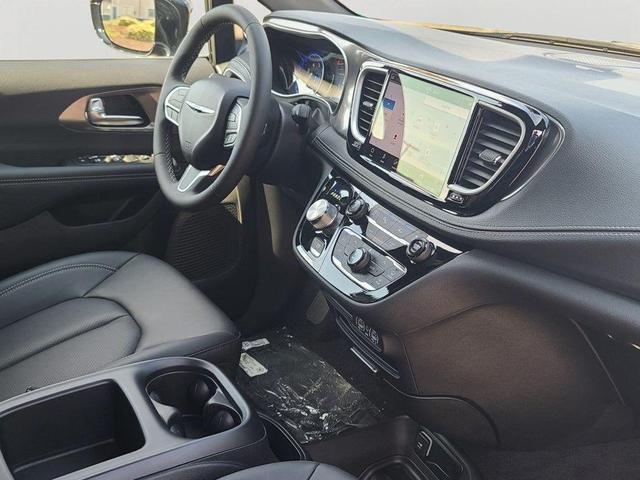 Photo of 2025 Diamond Black Crystal Pearlcoat Chrysler Pacifica