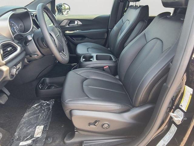 Photo of 2025 Diamond Black Crystal Pearlcoat Chrysler Pacifica