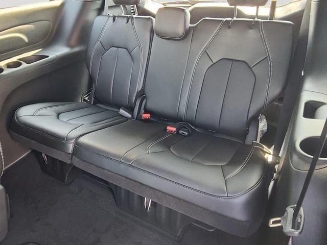 Photo of 2025 Diamond Black Crystal Pearlcoat Chrysler Pacifica