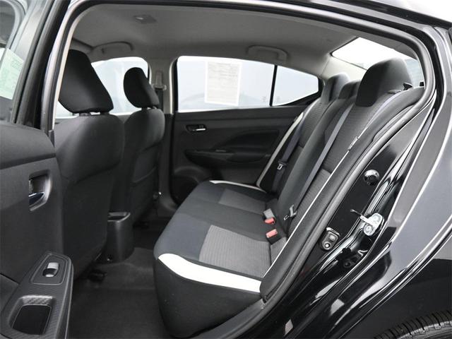 Photo of 2022 Super Black Metallic Nissan Versa