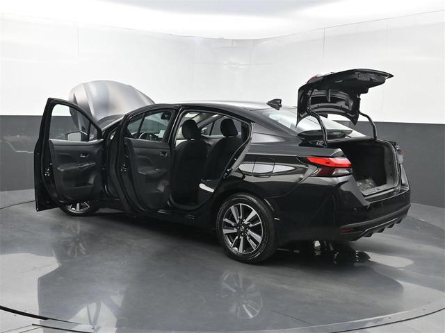 Photo of 2022 Super Black Metallic Nissan Versa
