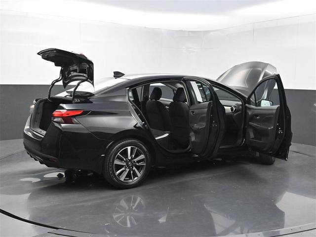 Photo of 2022 Super Black Metallic Nissan Versa