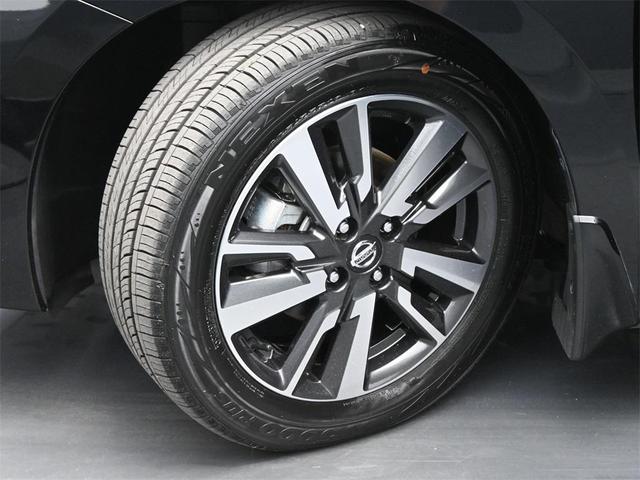 Photo of 2022 Super Black Metallic Nissan Versa