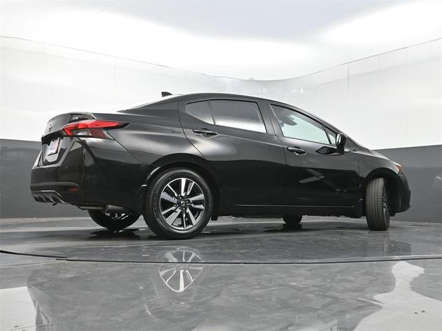 Photo of 2022 Super Black Metallic Nissan Versa