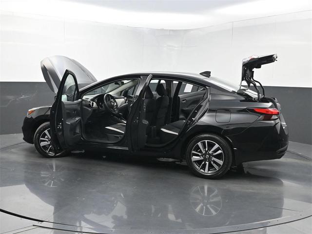 Photo of 2022 Super Black Metallic Nissan Versa