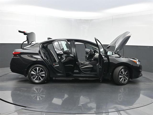 Photo of 2022 Super Black Metallic Nissan Versa