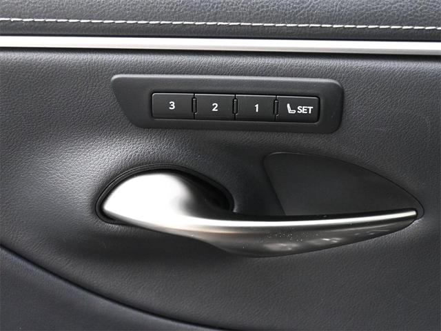 Photo of 2023 Black Lexus ES 350