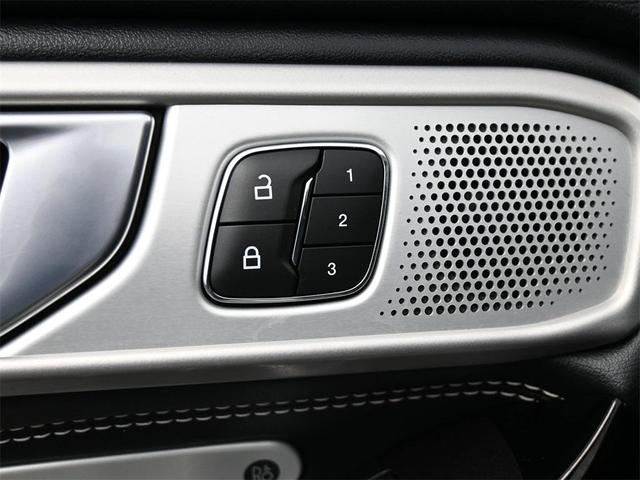 Photo of 2022 Star White Metallic Tri-Coat Ford Explorer
