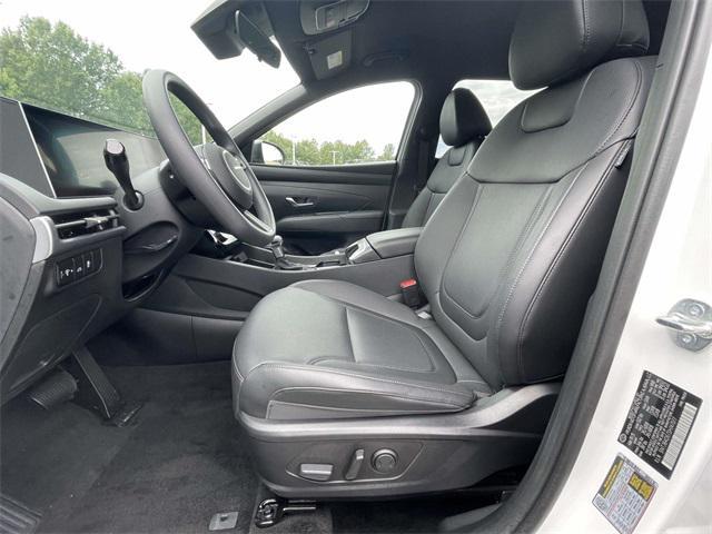 Photo of 2025 Atlas White Hyundai SANTA CRUZ