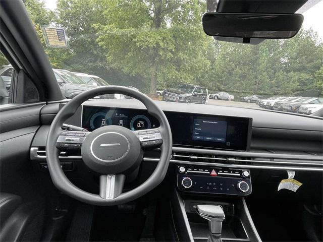Photo of 2025 Atlas White Hyundai SANTA CRUZ