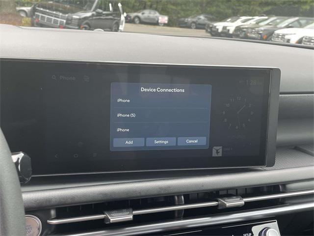 Photo of 2025 Atlas White Hyundai SANTA CRUZ