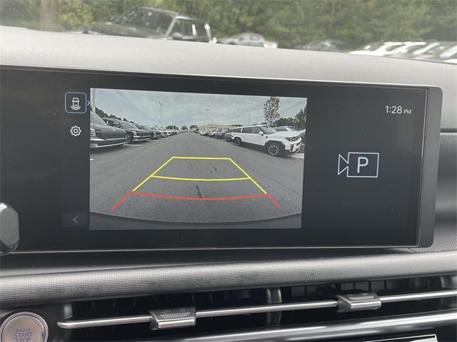 Photo of 2025 Atlas White Hyundai SANTA CRUZ