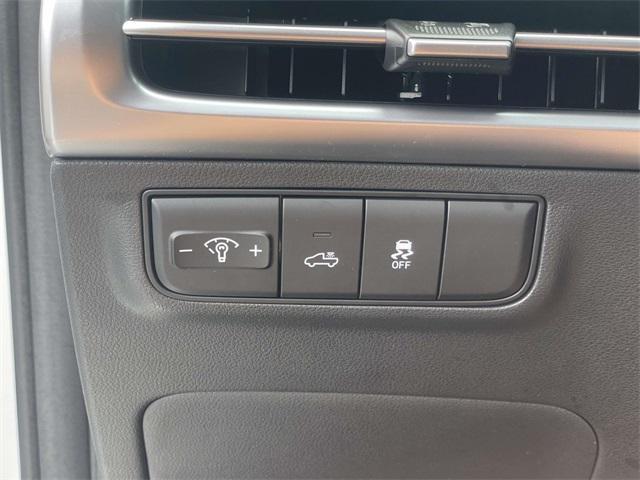 Photo of 2025 Atlas White Hyundai SANTA CRUZ