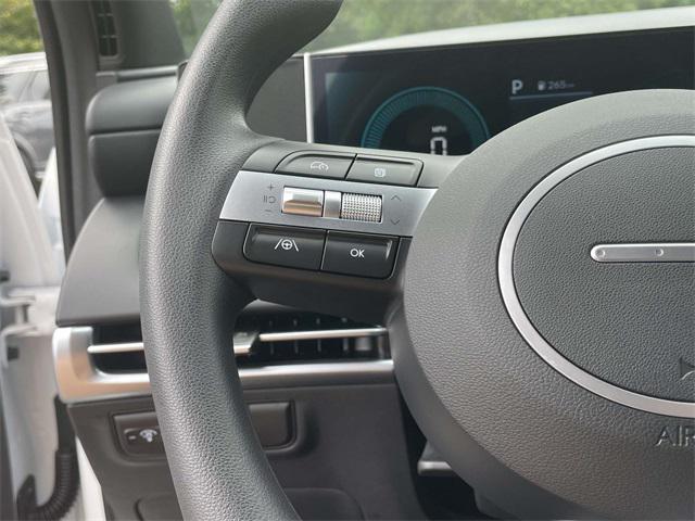 Photo of 2025 Atlas White Hyundai SANTA CRUZ