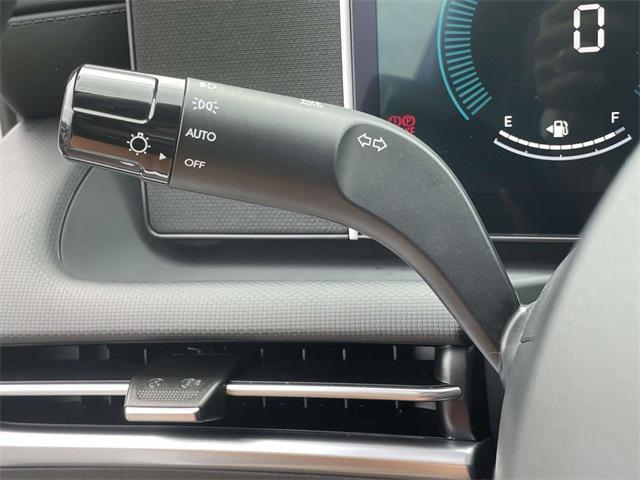 Photo of 2025 Atlas White Hyundai SANTA CRUZ