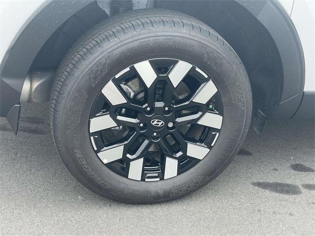 Photo of 2025 Atlas White Hyundai SANTA CRUZ