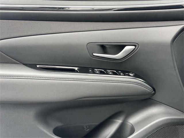 Photo of 2024 White Pearl Hyundai TUCSON