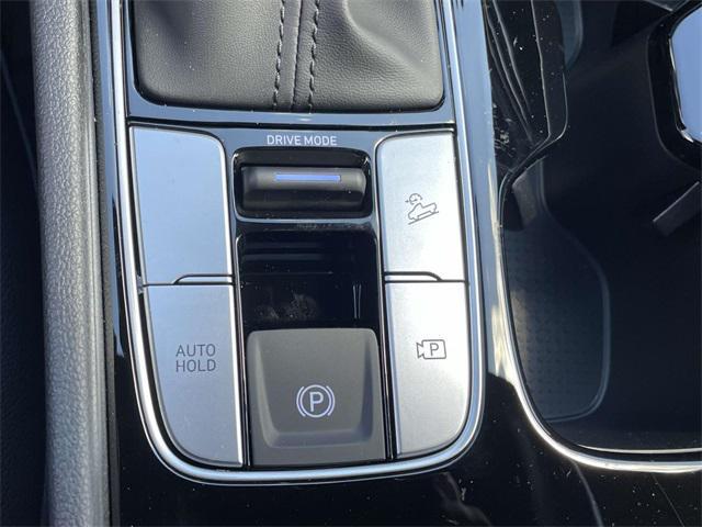 Photo of 2025 Atlas White Hyundai SANTA CRUZ