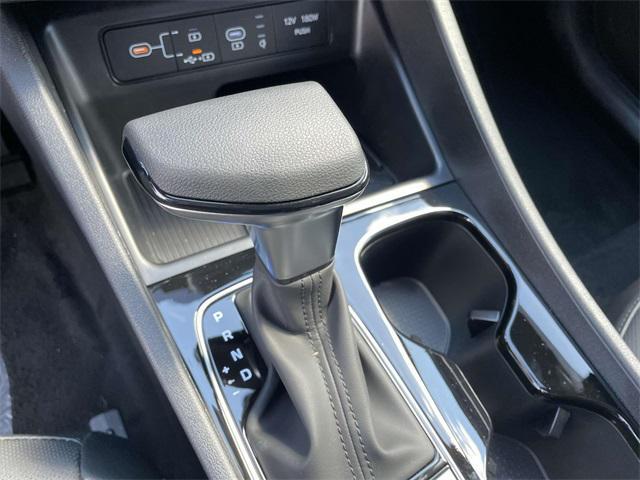 Photo of 2025 Atlas White Hyundai SANTA CRUZ