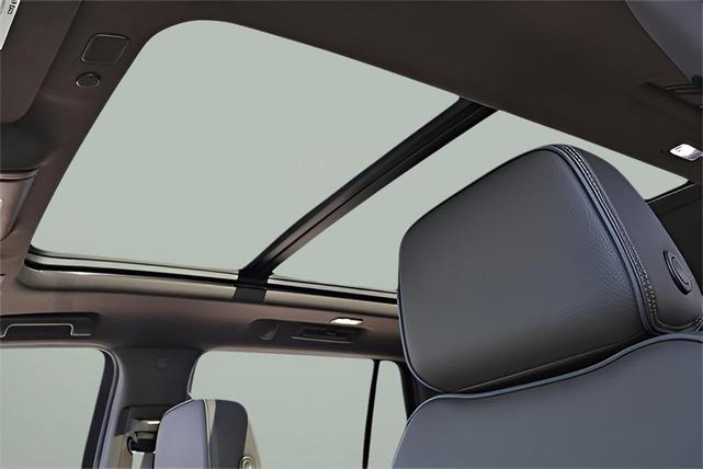 Photo of 2024 White Frost Tricoat GMC Yukon