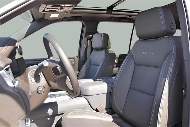 Photo of 2024 White Frost Tricoat GMC Yukon