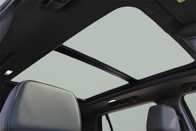 Photo of 2024 White Frost Tricoat GMC Yukon