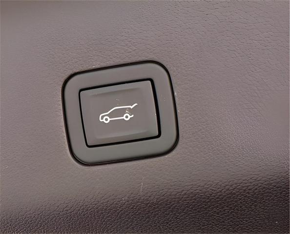 Photo of 2024 White Frost Tricoat GMC Yukon