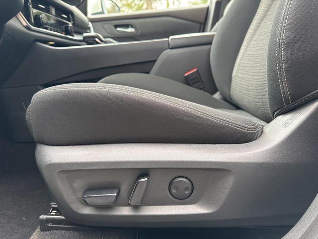 Photo of 2021 White Nissan Rogue