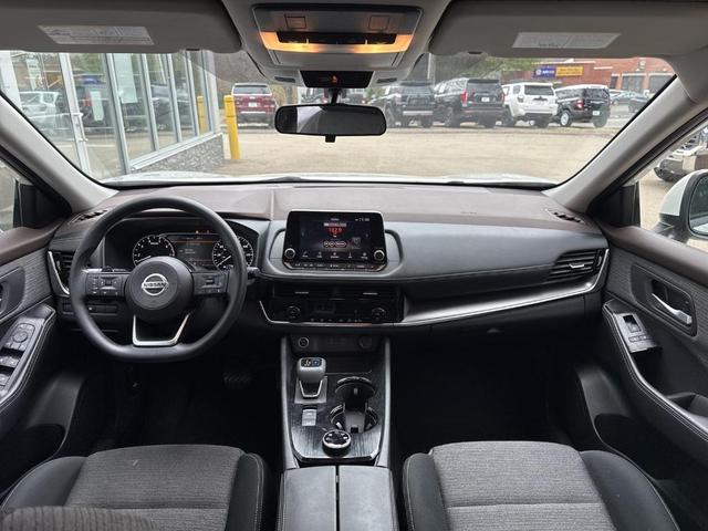 Photo of 2021 White Nissan Rogue