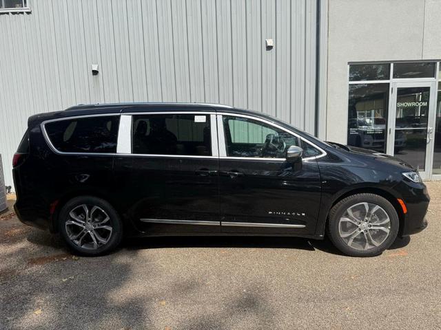 Photo of 2026 Diamond Black Chrysler Pacifica