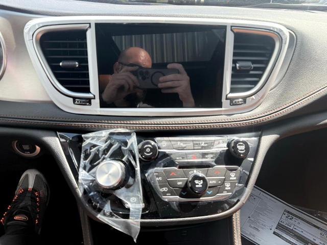 Photo of 2026 Diamond Black Chrysler Pacifica