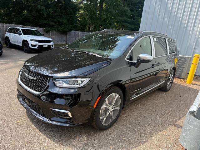 Photo of 2026 Diamond Black Chrysler Pacifica