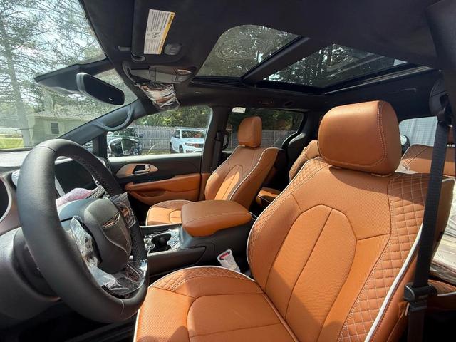 Photo of 2026 Diamond Black Chrysler Pacifica